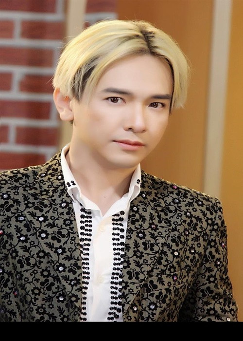 MC Cát Tường mong ca sĩ Việt Quang ra đi thanh thản. “Hỏi thăm nhau trên mạng bạn vẫn trả lời và hay cám ơn, cứ tưởng bạn sẽ khỏe lại”, cô chia sẻ. Ảnh: Vietnamnet