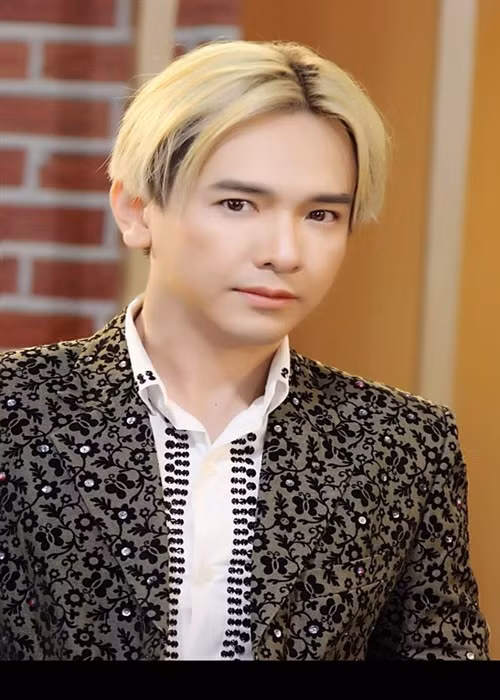 MC Cát Tường mong ca sĩ Việt Quang ra đi thanh thản. “Hỏi thăm nhau trên mạng bạn vẫn trả lời và hay cám ơn, cứ tưởng bạn sẽ khỏe lại”, cô chia sẻ. Ảnh: Vietnamnet