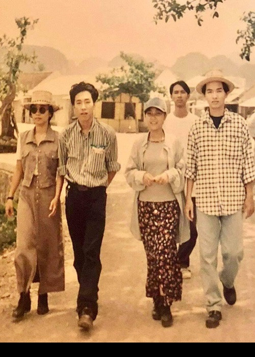 Ca sĩ Đoan Trang chia sẻ ảnh chụp chung với Việt Quang năm 1995 (ngoài cùng bên phải). Cô bày tỏ sự tiếc thương: “Việt Quang ơi! Sáng ngủ dậy các anh chị trong nhóm báo tin mà em tưởng ai giỡn ác, em không thể tin đó là thật! Anh mới bình luận trên Facebook em đây mà? Anh em mình mới nhắn tin nhau đây thôi? Không ngờ anh không thể vượt qua được bạo bệnh. Anh ra đi thanh thản nhé! Nhớ mãi người anh, người bạn một thời gắn bó cùng nhau”.