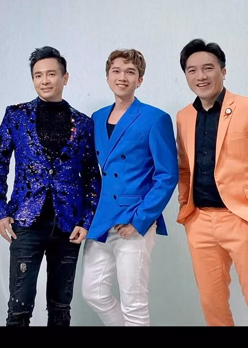 MC Minh Xù bày tỏ sự xót xa khi nghe tin Việt Quang qua đời: “Thương xót cho anh. Mong anh yên nghỉ”. Theo Minh Xù, anh thần tượng Việt Quang từ ngày còn nhỏ. Vì vậy, đến khi được gặp và ghi hình chung với Việt Quang, Minh Xù rất hạnh phúc.