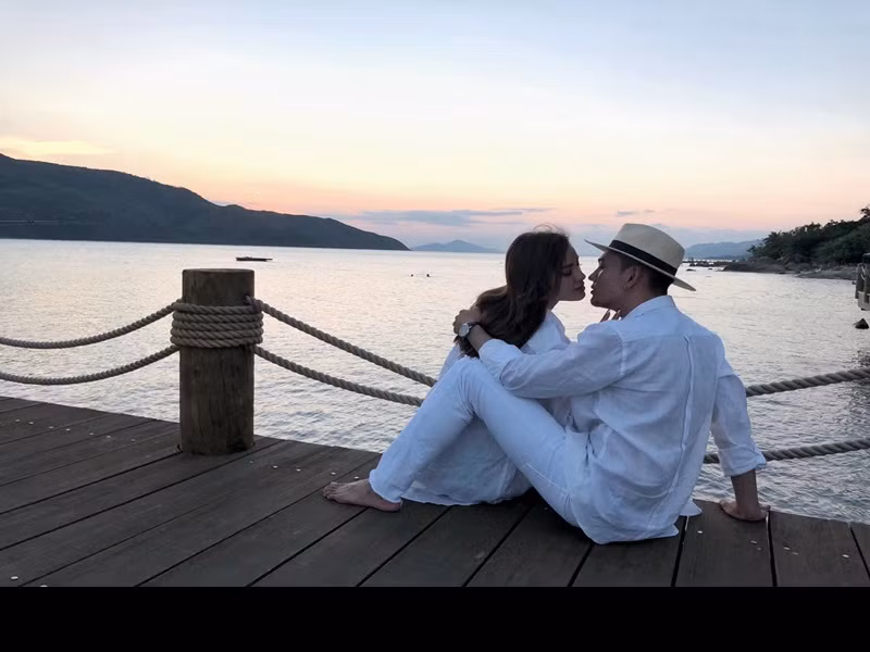 “Trinh và Bình chọn cách sống thử. Cả hai dùng thời gian 1 năm để cùng nhau tạo nên không gian chung, cùng sống, cùng làm việc, cùng chia sẻ và hơn hết là cùng thấu hiểu nhau", Phương Trinh cho hay.