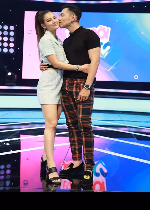 Đám cưới của Phương Trinh Jolie sẽ được diễn ra vào cuối năm khi hết dịch. Lý Bình tiết lộ, hôn lễ sẽ được tổ chức ở biển vì cả hai đều rất yêu biển. Nam diễn viên còn cho biết khách mời sẽ mặc đồ trắng, cùng tham dự nghi thức làm lễ ở bãi biển.