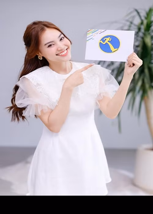 Ninh Dương Lan Ngọc cũng hot không kém Trường Giang. Cô là cái tên sáng giá trong ở mảng phim ảnh lẫn gameshow trong vài năm gần đây. Đến nay, Lan Ngọc góp mặt trong hai bộ phim Việt trăm tỷ "Gái già lắm chiêu 3" và "Cua lại vợ bầu". Hiện tại, fanpage của nữ diễn viên có 5,4 triệu tài khoản theo dõi.