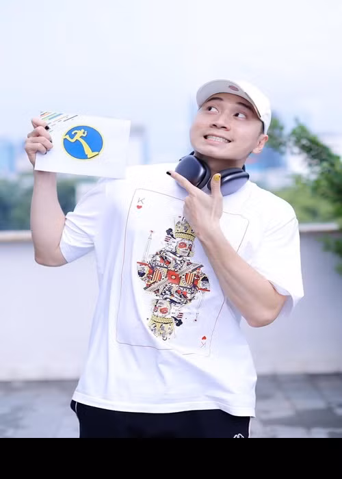 Karik gặt hái được nhiều thành công với vai trò rapper. Sau chương trình Rap Việt, anh càng được chú ý. Karik hiện tại có gần 3,5 triệu tài khoản theo dõi trên trang Fanpage cá nhân.