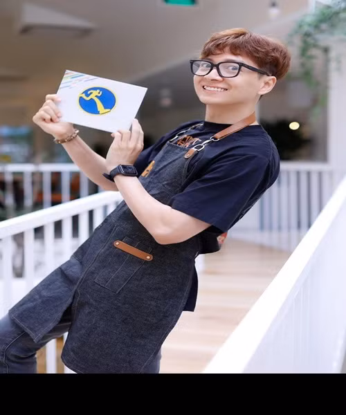 Đi hát nhiều năm và lấn sân làm MC, Ngô Kiến Huy có lượng khán giả khá ổn định. Fanpage của anh có đến 5,5 triệu tài khoản theo dõi vượt mặt Lan Ngọc và Trường Giang. Nhiều người cho rằng Ngô Kiến Huy sẽ góp phần làm nóng chương trình Running Man Vietnam khi lên sóng.