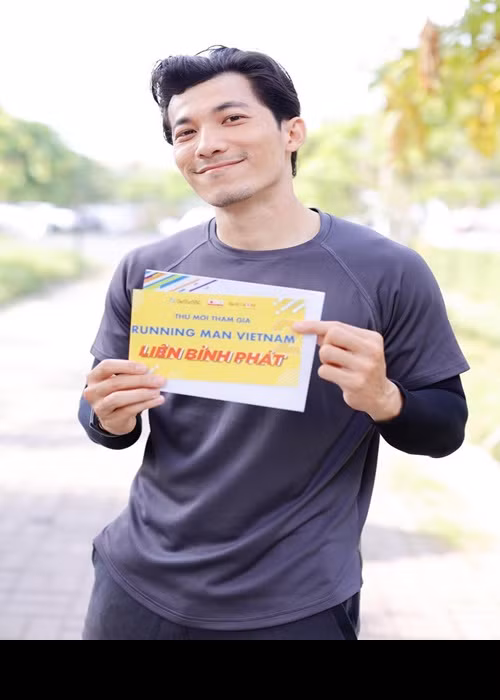 Liên Bỉnh Phát tốt nghiệp ngành Việt Nam học của một trường đại học nhưng lại theo đuổi nghề MC. Năm 2016, anh tham gia chương trình Phái Mạnh Việt. Sau chương trình này, Bỉnh Phát nhận được nhiều lời mời tham gia gameshow, đóng quảng cáo. Hiện tại, fanpage của anh có hơn 500 nghìn lượt tài khoản theo dõi.