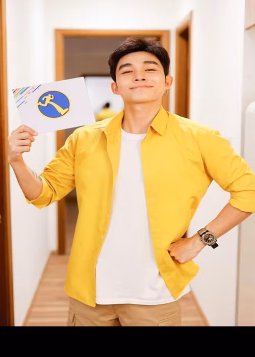 Jun Phạm tham gia không ít lĩnh vực như ca hát, đóng phim, biên kịch, có lượt fan nhất định. Hiện tại, fanpage của cựu thành viên nhóm nhạc 365daband có 1,8 triệu tài khoản theo dõi.