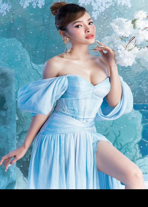 Năm 2020, trong cuộc phỏng vấn với Vietnamnet, Phương Trinh cho biết, cô hài lòng với những gì mình đã sửa trên gương mặt nhưng sẽ làm lại vòng 1 vì quá hạn. "Tôi nghe nói đặt túi nước biển vào trong cơ thể thì sau 10 năm phải đổi túi mới. Khi bạn đã dấn thân vào nâng cấp vòng 1, 10 năm phải làm lại một lần. Giờ tôi quá hạn rồi nên phải làm lại", Phương Trinh nói.