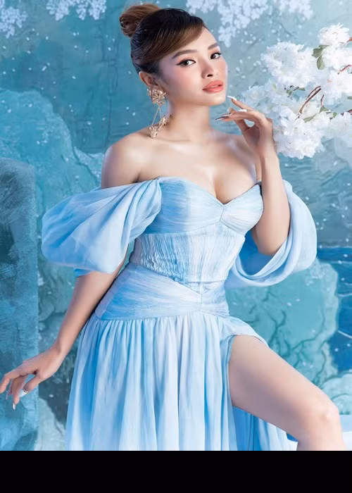 Năm 2020, trong cuộc phỏng vấn với Vietnamnet, Phương Trinh cho biết, cô hài lòng với những gì mình đã sửa trên gương mặt nhưng sẽ làm lại vòng 1 vì quá hạn. "Tôi nghe nói đặt túi nước biển vào trong cơ thể thì sau 10 năm phải đổi túi mới. Khi bạn đã dấn thân vào nâng cấp vòng 1, 10 năm phải làm lại một lần. Giờ tôi quá hạn rồi nên phải làm lại", Phương Trinh nói.