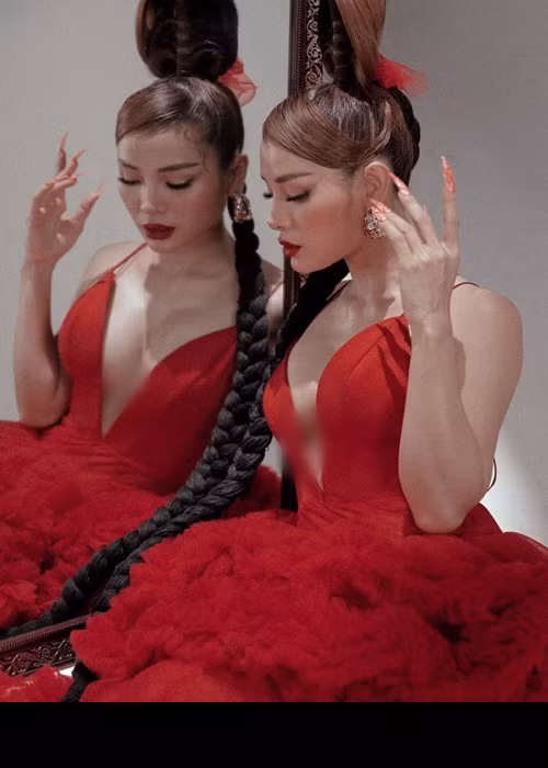 Nữ diễn viên chuộng phong cách hở bạo khoe tối đa lợi thế hình thể.