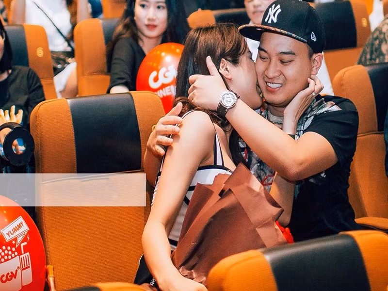 Nữ người mẫu được nửa kia cầu hôn tại rạp chiếu phim. Ảnh: Vietnamnet