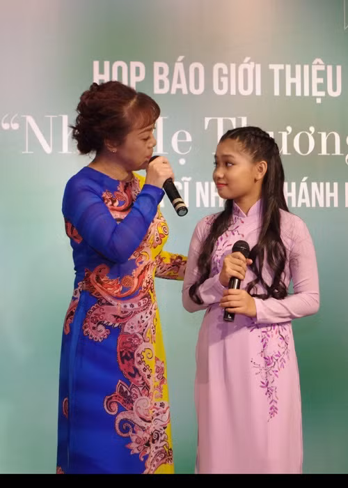 Tuy sức khỏe kém nhưng cô ruột của Phương Mỹ Chi vẫn đi hát và dạy học để lo cho bản thân. Ảnh: Tổ quốc