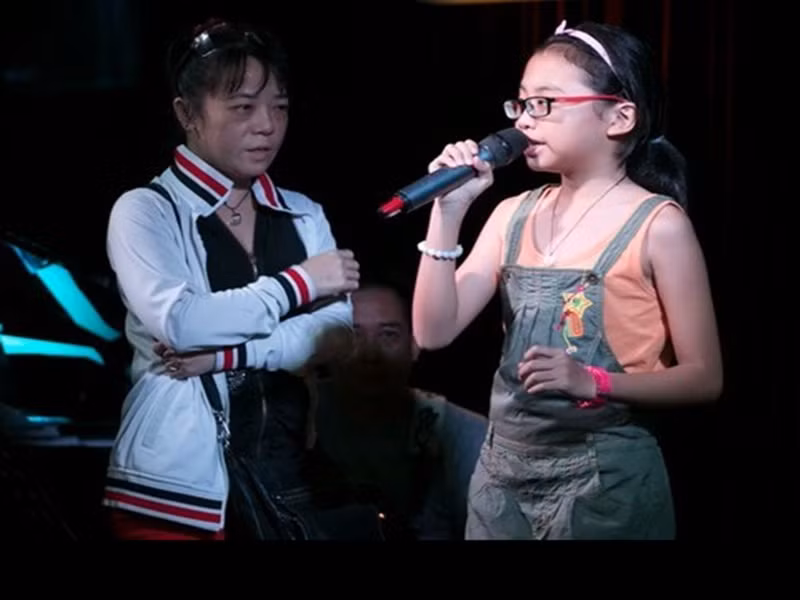 Sau khi đạt giải Á quân giọng hát Việt nhí 2013, Phương Mỹ Chi được mời đi diễn nên gia đình giọng ca nhí chu cấp cho cô Út mỗi tháng 2 triệu. Đối với Phương Mỹ Chi, ca sĩ Quế Như không chỉ là cô ruột mà còn là người thầy đầu tiên. Ảnh: Đất Việt