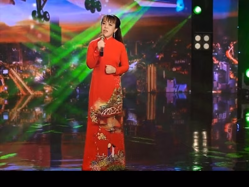 Cuộc sống của Phương Quế Như trong 2 năm qua rất khó khăn vì dịch bệnh. Nhạc sĩ Tô Hiếu chia sẻ, nữ ca sĩ có rất ít show đi hát, kiếm tiền chủ yếu qua việc dạy học nhưng mùa dịch học trò không đến được.