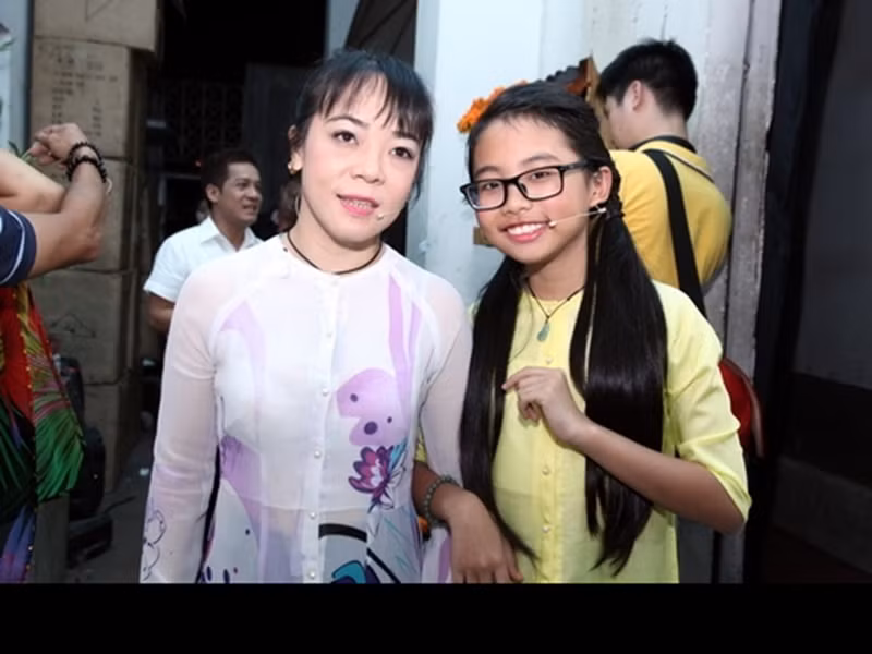 Năm 2017, ca sĩ Quế Như cho biết, vì sức khỏe kém đi, cô có xin gia đình Phương Mỹ Chi thêm 1 triệu vì không thể đi hát được nhiều nữa. “Tôi sống cùng nhiều người trong nhà nhưng ai cũng khó khăn, đâu có ai giúp tôi. Mọi người chỉ giúp giặt đồ và nấu cơm cho tôi ăn. Với số tiền 2 triệu đồng thì tôi chi tiêu không đủ. Ăn sáng mỗi ngày 30.000 đồng, còn điện nước và cơm nữa”, Quế Như chia sẻ trên Zing về hoàn cảnh khó khăn. Ảnh: Dân Việt