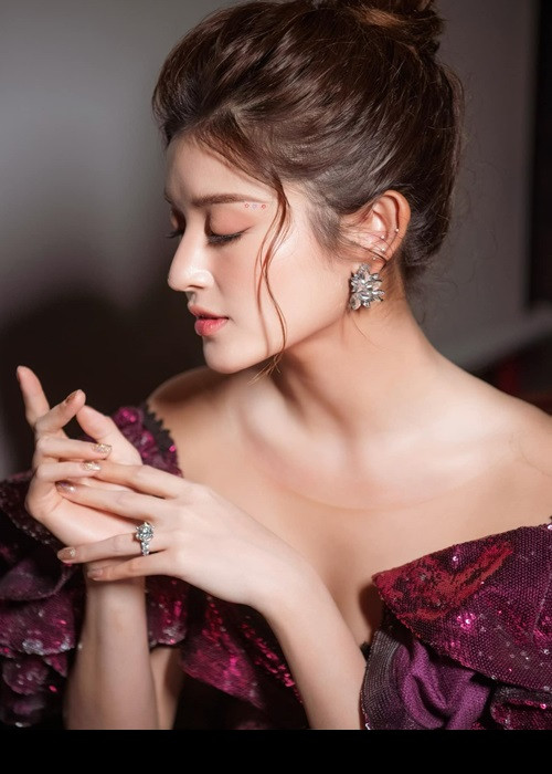 Chia sẻ trên Vietnamnet, Huyền My cho biết, Hà Nội đang giãn cách xã hội nên cô tìm kiếm trang phục dẫn trong chính tủ đồ của mình thay vì được các nhà thiết kế thân thiết tài trợ hoặc có stylist tìm đồ giúp.