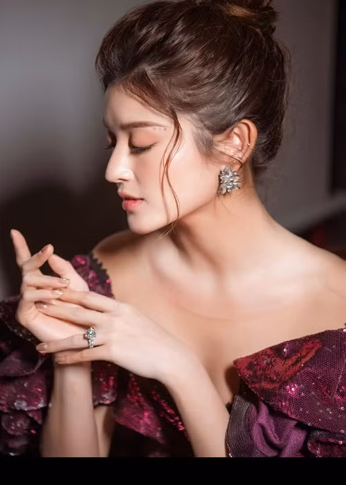 Chia sẻ trên Vietnamnet, Huyền My cho biết, Hà Nội đang giãn cách xã hội nên cô tìm kiếm trang phục dẫn trong chính tủ đồ của mình thay vì được các nhà thiết kế thân thiết tài trợ hoặc có stylist tìm đồ giúp.