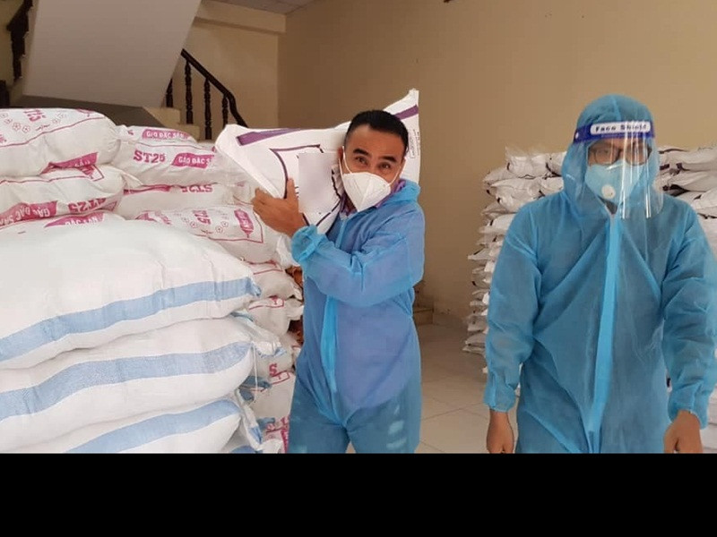 MC Quyền Linh cùng nhóm tình nguyện viên đi tới những khu cách ly, bệnh viện để gửi tặng lương thực thực phẩm. Khi gặp những người có hoàn cảnh khó khăn, Quyền Linh không khỏi đau lòng và cố gắng giúp họ hết mức có thể. Trước mùa dịch, nam MC nhiều lần tham gia các chương trình thiện nguyện.