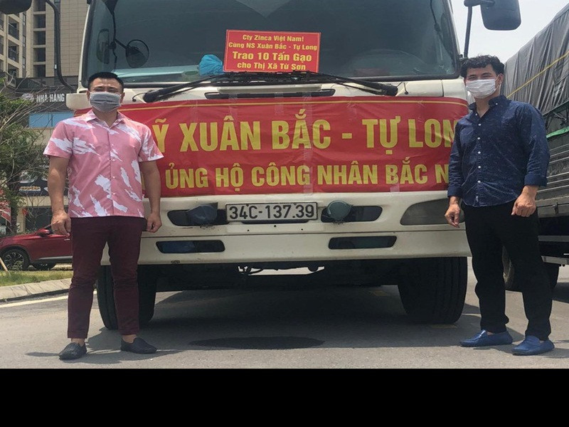 Ngoài ra, cũng trong tháng 6, Tự Long và Xuân Bắc đã cùng những người bạn của mình ủng hộ cho Liên đoàn Lao động Bắc Ninh 30 tấn gạo để hỗ trợ cho những người dân bị ảnh hưởng bởi dịch COVID-19. Nhiều khán giả cho rằng nếu đoạt giải Nghệ sĩ ấn tượng VTV Awards 2021, Xuân Bắc, Tự Long hay Quyền Linh đều xứng đáng. Ảnh: PLO