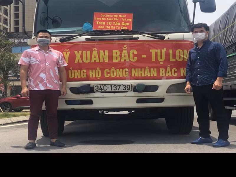 Ngoài ra, cũng trong tháng 6, Tự Long và Xuân Bắc đã cùng những người bạn của mình ủng hộ cho Liên đoàn Lao động Bắc Ninh 30 tấn gạo để hỗ trợ cho những người dân bị ảnh hưởng bởi dịch COVID-19. Nhiều khán giả cho rằng nếu đoạt giải Nghệ sĩ ấn tượng VTV Awards 2021, Xuân Bắc, Tự Long hay Quyền Linh đều xứng đáng. Ảnh: PLO