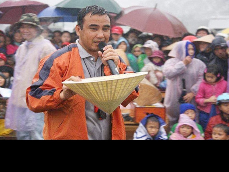 Quyền Linh có sự nghiệp diễn xuất khá thành công. Anh từng đóng loạt phim nổi tiếng "Những nẻo đường phù sa", "Đồng tiền xương máu”, “Gió qua miền tối sáng”. Trong những năm trở lại đây, Quyền Linh không còn đóng phim mà làm MC của nhiều chương trình truyền hình ăn khách như: Vượt lên chính mình, Bạn muốn hẹn hò, Vì bạn xứng đáng. Ảnh: Người lao động