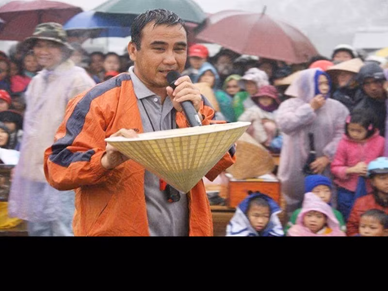 Quyền Linh có sự nghiệp diễn xuất khá thành công. Anh từng đóng loạt phim nổi tiếng "Những nẻo đường phù sa", "Đồng tiền xương máu”, “Gió qua miền tối sáng”. Trong những năm trở lại đây, Quyền Linh không còn đóng phim mà làm MC của nhiều chương trình truyền hình ăn khách như: Vượt lên chính mình, Bạn muốn hẹn hò, Vì bạn xứng đáng. Ảnh: Người lao động