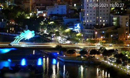 Đêm 16/8, đêm đầu tiên trong 7 ngày Đà Nẵng yêu cầu người dân không được ra khỏi nhà, "ai ở đâu ở yên đấy". Người dân có thể xem phố phường bên ngoài qua hệ thống "mắt thần" của thành phố. Đầu cầu Rồng hướng qua quận Sơn Trà vắng lặng. Ảnh:.Đ.N.
