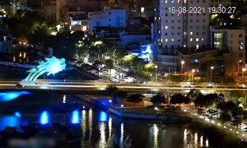 Đêm 16/8, đêm đầu tiên trong 7 ngày Đà Nẵng yêu cầu người dân không được ra khỏi nhà, "ai ở đâu ở yên đấy". Người dân có thể xem phố phường bên ngoài qua hệ thống "mắt thần" của thành phố. Đầu cầu Rồng hướng qua quận Sơn Trà vắng lặng. Ảnh:.Đ.N.