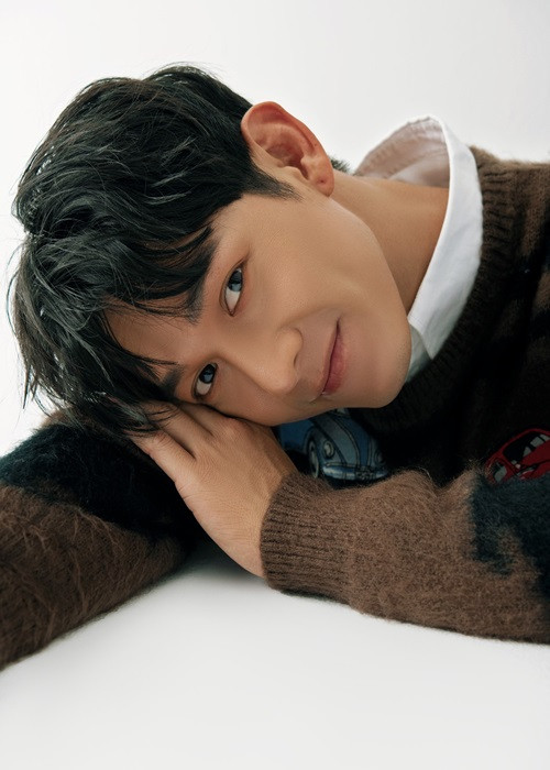 Nam diễn viên phim "Hậu duệ mặt trời" bản Việt từng vướng tin đồn hẹn hò siêu mẫu Thu Hằng. Tuy nhiên, phía Thu Hằng khẳng định cả hai chỉ là bạn bè.