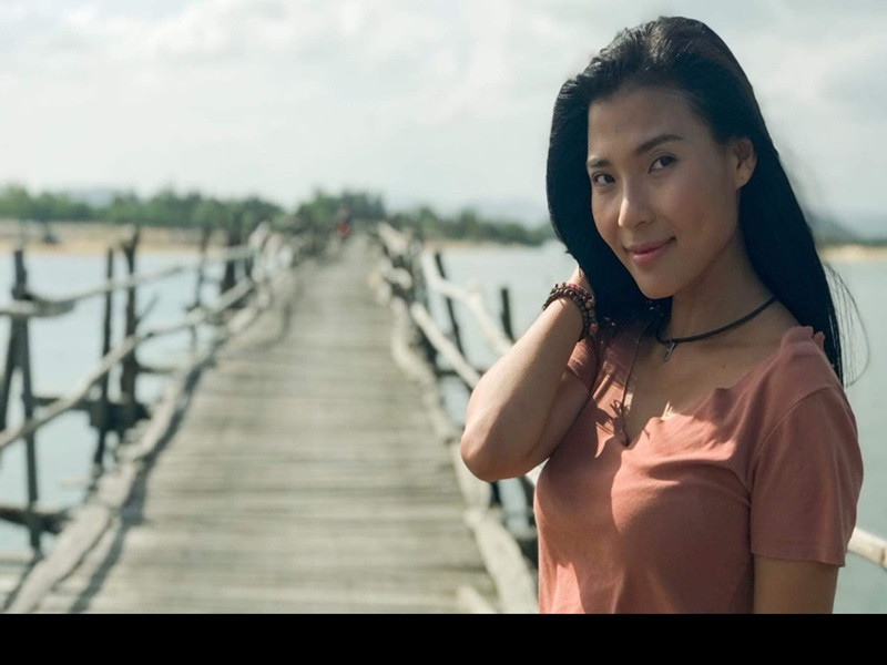 Với vai Nhớ trong bộ phim “Cát đỏ”, Thúy Diễm xuất hiện trong danh sách đề cử Diễn viên nữ ấn tượng ở giải VTV Awards 2021. Để nhập vai, cô tăng cân, phơi cho da đen đi, chấp nhận đóng cảnh táo bạo.