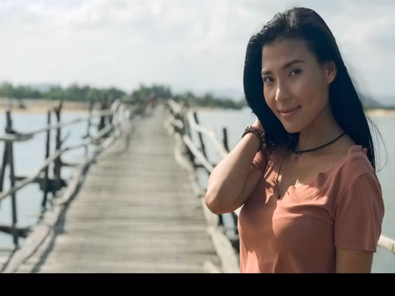 Với vai Nhớ trong bộ phim “Cát đỏ”, Thúy Diễm xuất hiện trong danh sách đề cử Diễn viên nữ ấn tượng ở giải VTV Awards 2021. Để nhập vai, cô tăng cân, phơi cho da đen đi, chấp nhận đóng cảnh táo bạo.