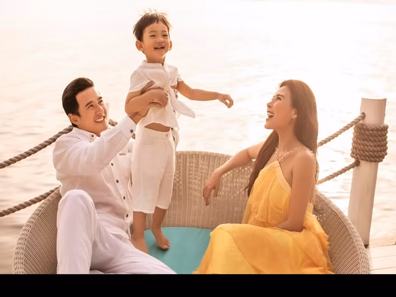 Ông xã của Thúy Diễm khéo chăm sóc con trai.