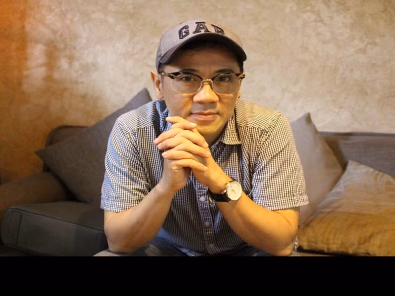 Mới đây, trong chương trình Duyên phận, nghệ sĩ Thành Lộc kể lại tai nạn nghiêm trọng khi diễn vở kịch thiếu nhi "Cậu bé rừng xanh". Cụ thể, ngày hôm đó, trên sân khấu, anh tự bay thật bằng dải lụa buộc trên tay. Không may, anh tuột tay khỏi dải lụa và ngã xuống. Ảnh: Zing