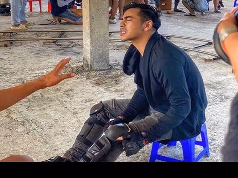 Không ít sao Việt gặp tai nạn khi đóng phim. Năm 2020, diễn viên Thanh Bình vỡ sụn gối và chảy máu mắt sau khi nhảy từ độ cao 2m diễn cảnh hành động trong phim mới quay ở Lagi, Bình Thuận. Ảnh: Lao động