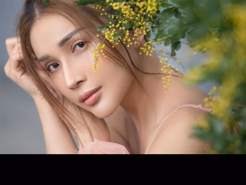 Tháng 11/2017, diễn viên hài Khả Như bị bỏng gần hết khuôn mặt khi tập phun lửa cho liveshow Kiều Minh Tuấn tại sân khấu Lan Anh. Ngay lập tức, Khả Như đã được đưa vào bệnh viện cấp cứu. Nữ diễn viên cho biết tai nạn này là do lỗi của bản thân chứ không phải của ê kíp chương trình.