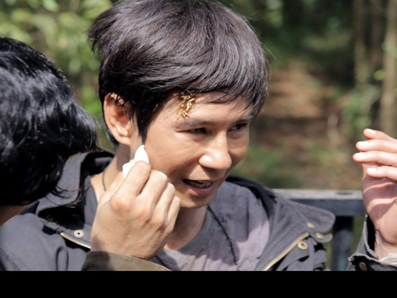 Khi đóng “Lật mặt 2”, Lý Hải từng liên tục đổ máu trên phim trường. Anh bị khâu năm mũi ở trán sau khi ngã đập đầu vào máy quay phim trong pha hành động trên xe. Lý Hải còn bị chấn thương cột sống phải nhập viện khi tiếp đất sai tư thế trong cảnh quay nhảy từ lầu 4 của một tòa nhà xuống đất để giải cứu một em bé. Pháp luật TP HCM