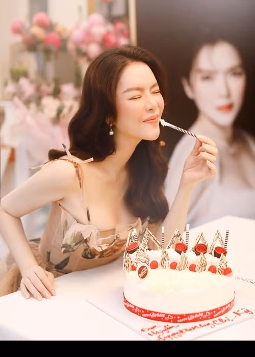 “Năm nay là lần đầu tôi thổi nến, ăn bánh sinh nhật một mình. Tuy vậy tôi vẫn hạnh phúc vì được mọi người nhớ đến, nhắn tin, gọi điện, làm video chúc mừng rất tình cảm", cô chia sẻ.