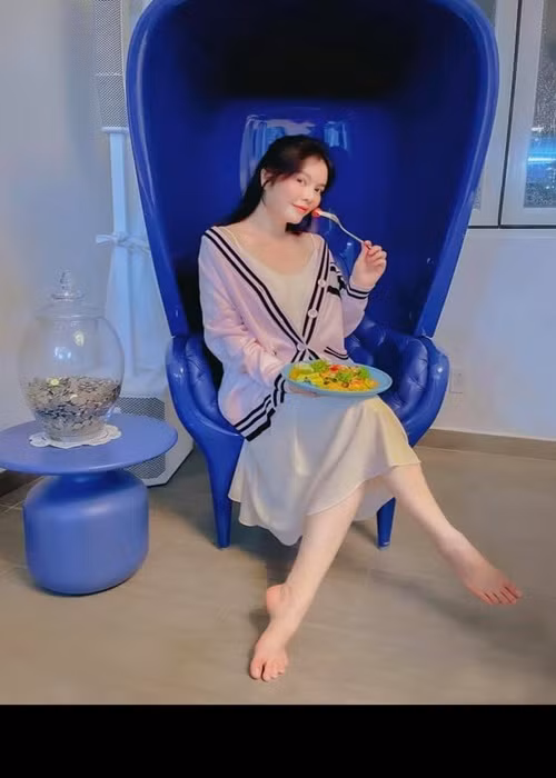 Đối với Lý Nhã Kỳ, những ngày nghỉ hầu như không có ngày nào nhàm chán bởi mỗi ngày, cô đều chăm chút bản thân với những món ăn tốt cho sức khỏe, những bài tập đơn giản, chăm sóc cây cối, nhà cửa, gọi điện thoại cho mẹ và các cháu.