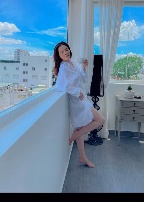 Từ đầu mùa dịch, Lý Nhã Kỳ vẫn luôn ở trong nhà. Trong cuộc phỏng vấn trên Lao động, nữ diễn viên cho biết, ngoài thời gian làm việc online với công ty và các đối tác nước ngoài, thời gian còn lại, cô dành hết cho gia đình và chăm sóc bản thân.