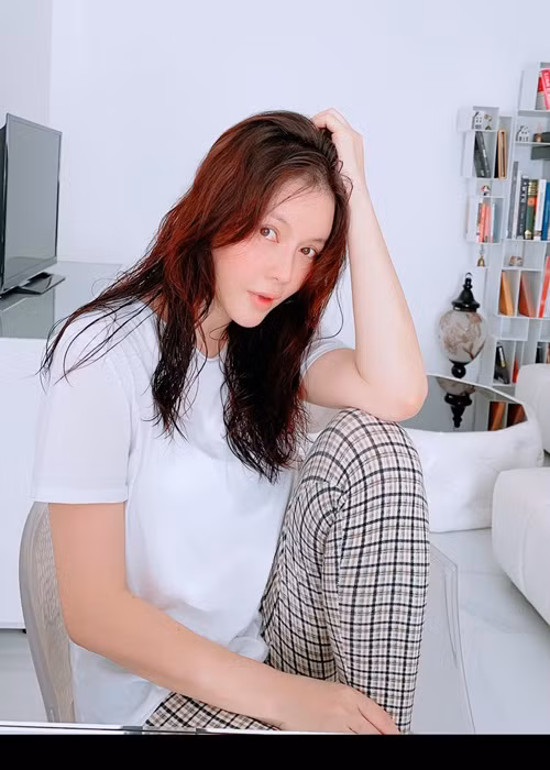 Năm nay, Lý Nhã Kỳ không dự Liên hoan phim Cannes dù nhận được lời mời. Cô chia sẻ lý do từ chối lời mời: “Tôi thấy mình không thể ích kỷ váy áo vui vẻ bên đó mà không chia sẻ với những khó khăn trong nước. Tôi nghĩ không đi được Cannes năm nay thì sẽ đi năm sau và đi với tâm thế vui hơn. Lúc này, tôi chỉ mong đất nước, người dân Việt Nam có thể vượt qua khó khăn và sớm quay lại cuộc sống bình thường".