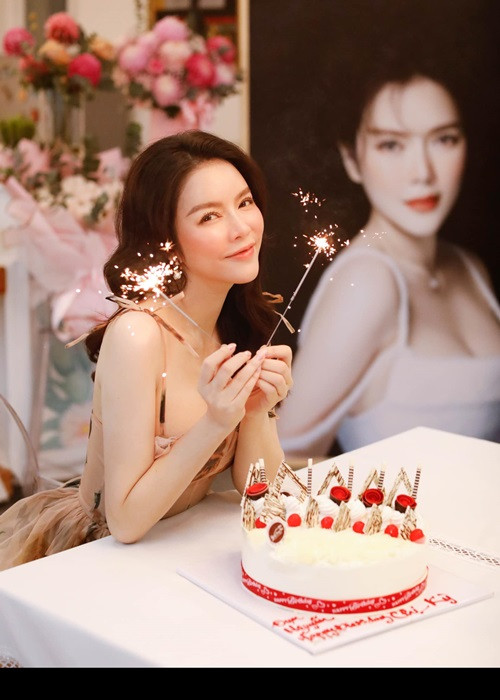 Trong tháng 7, Lý Nhã Kỳ bước sang tuổi mới. Do dịch bệnh nên năm nay, cô sinh nhật một mình.