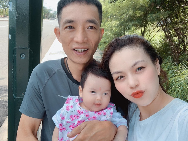 “Thật may mắn cho cả 2 ta, vì em và anh vẫn còn giữ được nhau và giữ được mái ấm cho các con. Em mong mình mãi trân quý nhau như thế này", Hải Yến nhắn nhủ chồng.