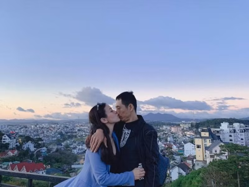 Sau 11 năm kết hôn, vợ chồng Hải Yến vẫn mặn nồng bên nhau.