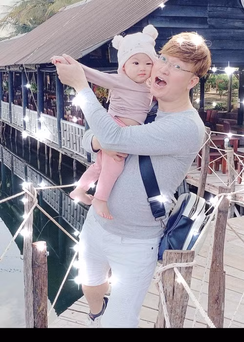 Từ khi có con, Sỹ Luân không có thời gian để nghỉ vì phải chăm sóc con.