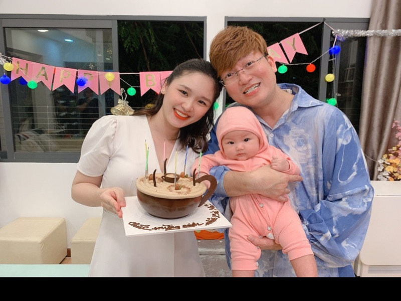 Có con chung nhưng vợ chồng Sỹ Luân vẫn chưa tổ chức đám cưới. Trong cuộc phỏng vấn với Zing, nam ca sĩ từng tâm sự về hôn lễ: "Thực ra, cưới xin chỉ là cái cớ. Tờ giấy kết hôn cũng là hình thức. Điều quan trọng là thái độ, sự chân tình, lòng yêu thương, niềm tin mà cả hai dành cho nhau. Lễ cưới sắp tới của tôi sẽ diễn ra ở khách sạn 5 sao. Tiệc chỉ bày các món chay và trà. Tôi muốn đó là dịp để mọi người cùng dành cho nhau những điều tốt đẹp. Vợ tôi thì thích tổ chức lễ cưới ở biển cho lãng mạn".