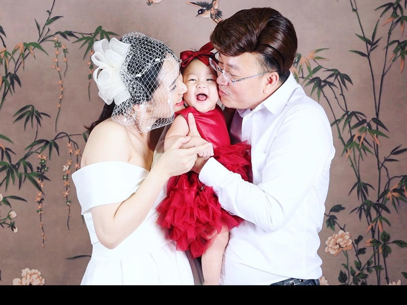 Sỹ Luân chia sẻ, anh luôn yêu thương và trân quý bà xã. Thời điểm Phương Thảo mang thai, thương vợ cực khổ, chật vật, Sỹ Luân lo lắng, an ủi để vợ có thể bình ổn tâm lý vượt qua khủng hoảng trong giai đoạn mang thai nhạy cảm. Nam ca sĩ thậm chí đã khóc khi thấy vợ mang bầu con gần 4kg vẫn cố gắng sinh thường.