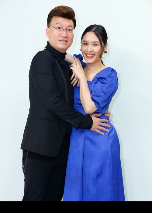 Phương Thảo kém Sỹ Luân 12 tuổi, là một MC, giáo viên tiếng Anh - tiếng Trung. Cặp đôi bắt đầu quen nhau vào năm 2013. Vì kín tiếng, Sỹ Luân và Phương Thảo bí mật hẹn hò đến năm 2019 thì mới công khai mối quan hệ. Ảnh: PLO