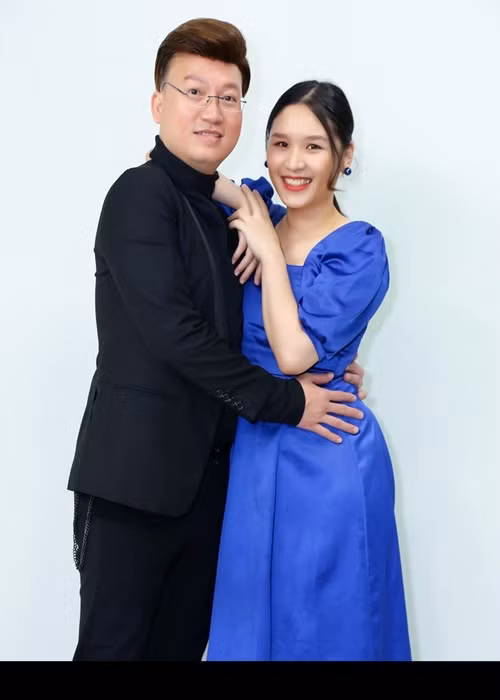 Phương Thảo kém Sỹ Luân 12 tuổi, là một MC, giáo viên tiếng Anh - tiếng Trung. Cặp đôi bắt đầu quen nhau vào năm 2013. Vì kín tiếng, Sỹ Luân và Phương Thảo bí mật hẹn hò đến năm 2019 thì mới công khai mối quan hệ. Ảnh: PLO