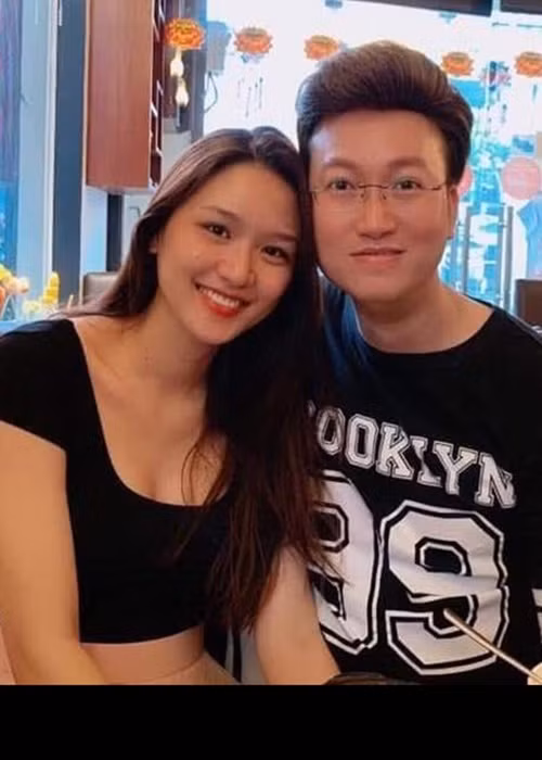 Soi hôn nhân của Sỹ Luân với vợ giáo viên kém 12 tuổi Soi hon nhan cua Sy Luan voi vo giao vien kem 12 tuoi