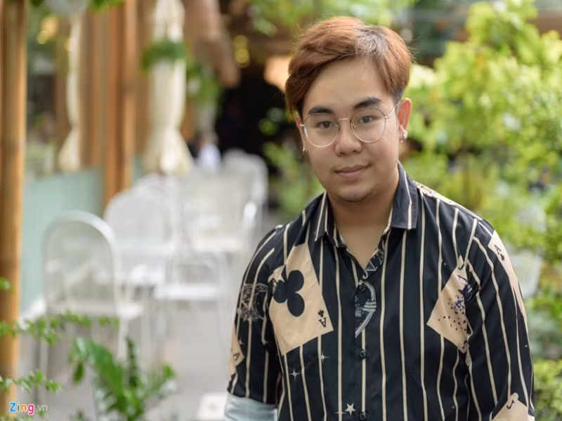 Nổi tiếng từ lúc 5 tuổi nhưng Nguyễn Huy có cuộc sống khá sóng gió. Bé Châu chia sẻ trên Zing, tuổi thơ của anh không bạn bè, làm bạn với căn phòng và máy tính. Khi càng lớn, Nguyễn Huy càng ít show trong khi bố mẹ vẫn quen sống vương giả nên thường xuyên vay mượn. Trong 10 năm, anh chạy show trả nợ cho bố mẹ. Ảnh: Zing